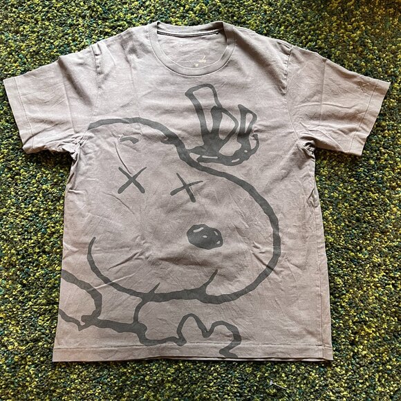 Uniqlo x Peanuts x KAWS Snoopy T (XL) - Picture 1 of 5